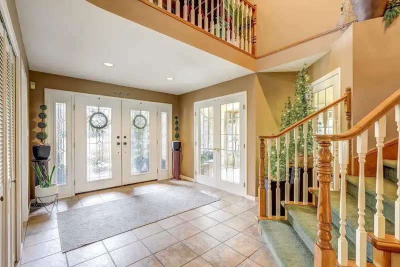 16382 77 AVENUE - photo 2 of 40