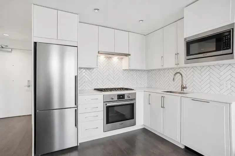 507 2435 KINGSWAY - photo 1 of 30