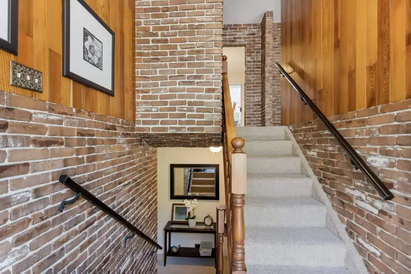 1260 GLENAYRE DRIVE - photo 3 of 40