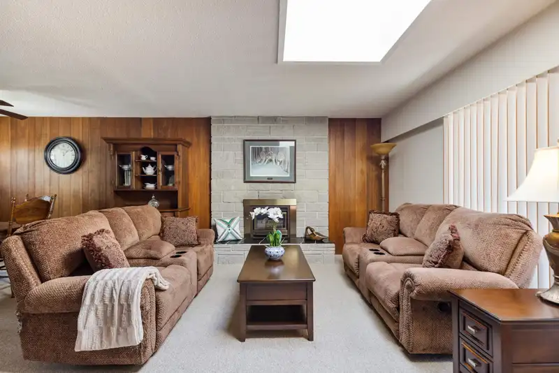 1260 GLENAYRE DRIVE - photo 4 of 40