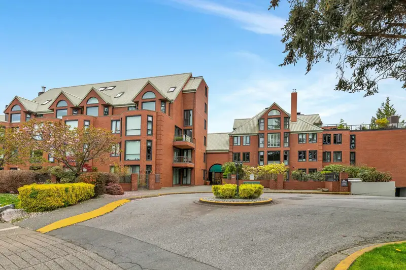 508 1350 VIEW CRESCENT - photo 1 of 25