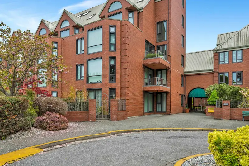 508 1350 VIEW CRESCENT - photo 2 of 25