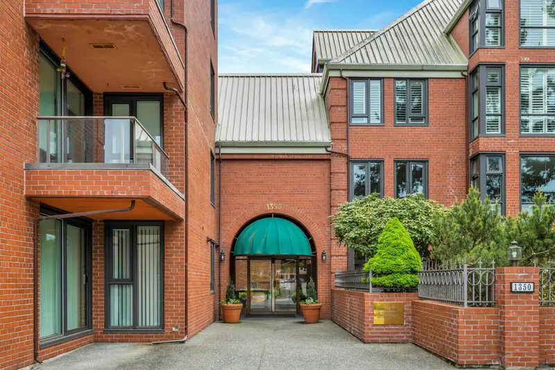 508 1350 VIEW CRESCENT - photo 3 of 25