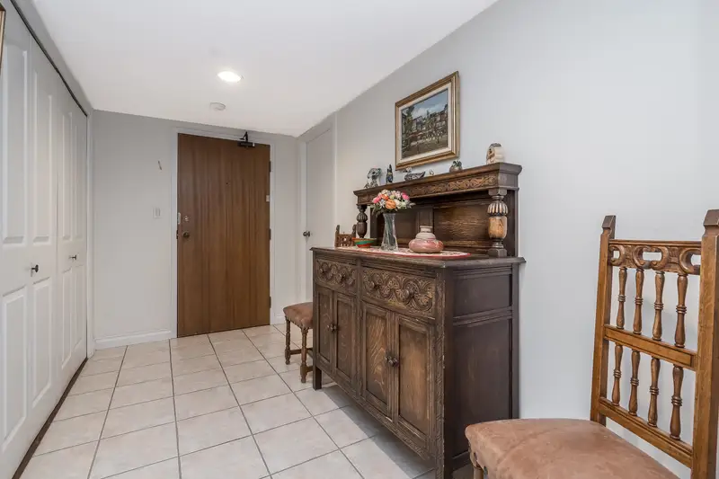 508 1350 VIEW CRESCENT - photo 4 of 25