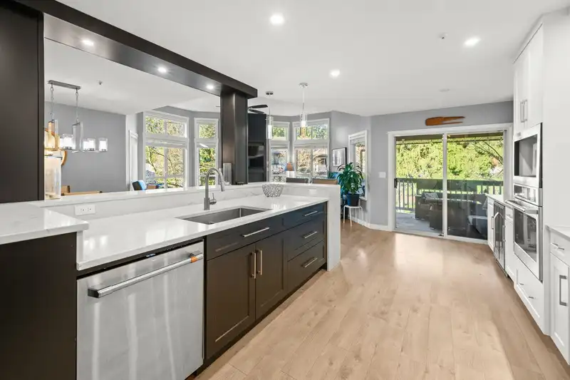 311 1150 LYNN VALLEY ROAD - photo 3 of 38