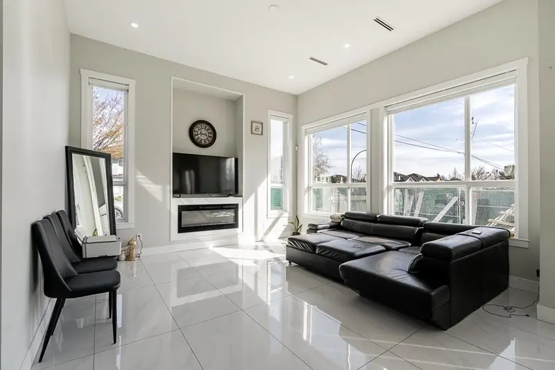 9185 139 STREET - photo 2 of 25