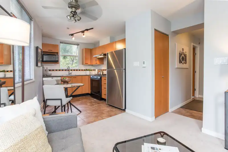 210 638 W 7TH AVENUE - photo 2 of 24