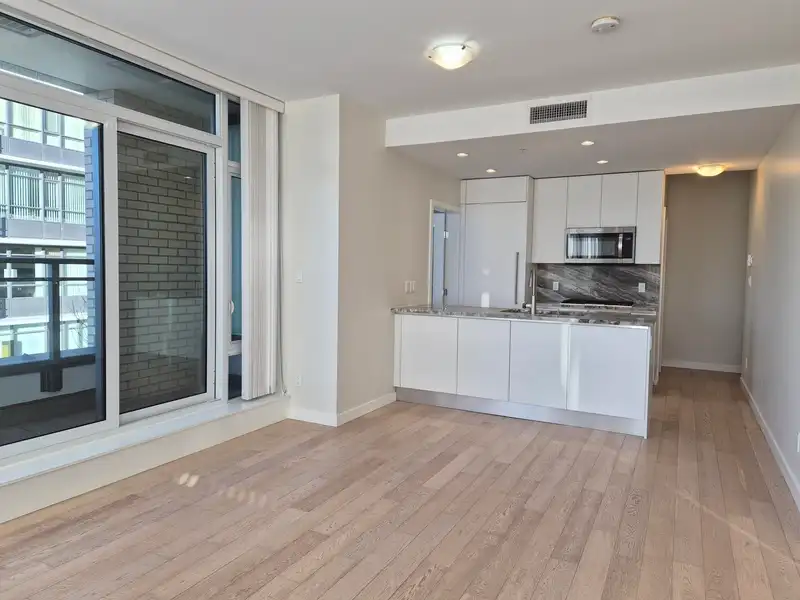 317 2033 W 10TH AVENUE - photo 2 of 40