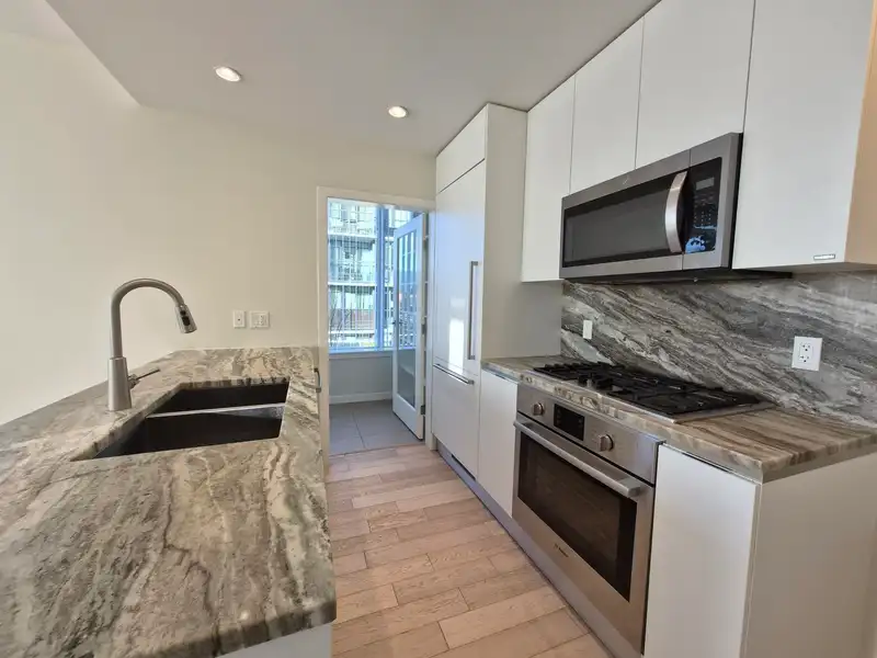 317 2033 W 10TH AVENUE - photo 4 of 40