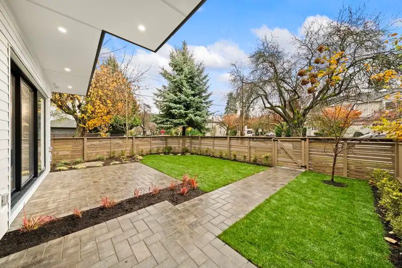1095 E 14TH AVENUE - photo 4 of 34