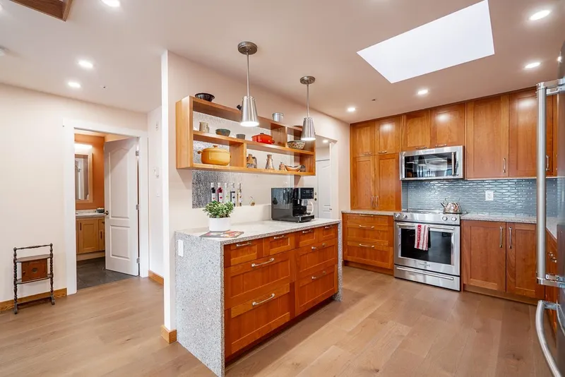 402 1281 PARKGATE AVENUE - photo 2 of 25