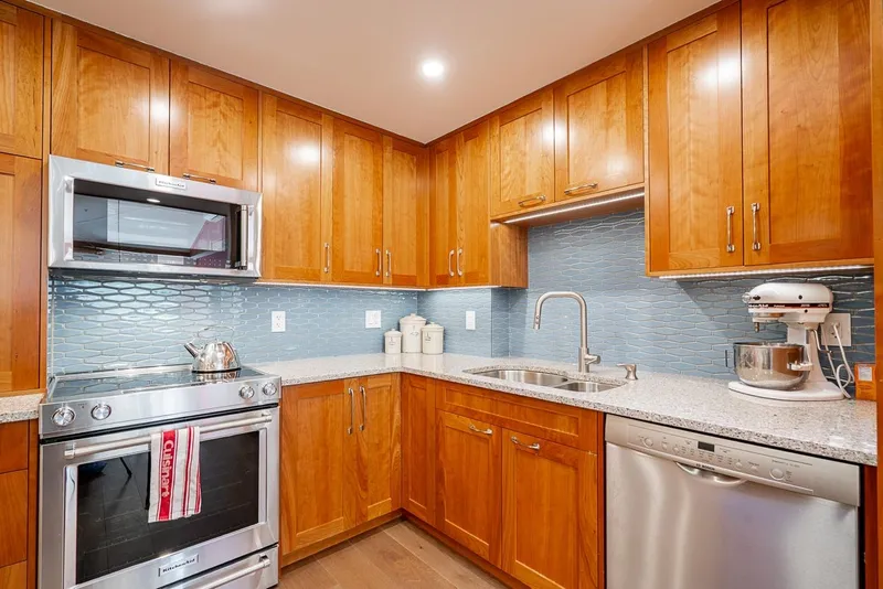 402 1281 PARKGATE AVENUE - photo 4 of 25