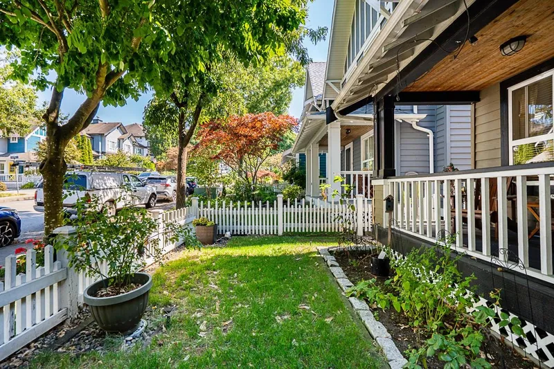 132 STAR CRESCENT - photo 3 of 25