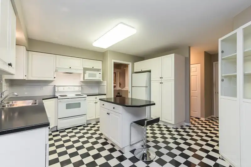 278 13888 70 AVENUE - photo 2 of 38