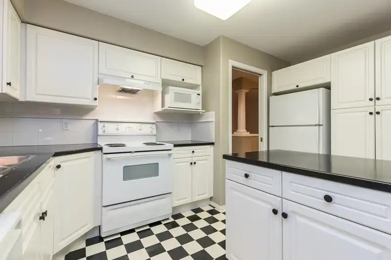 278 13888 70 AVENUE - photo 4 of 38