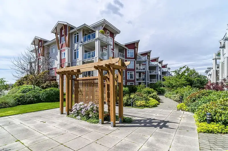 207 4211 BAYVIEW STREET - photo 2 of 34