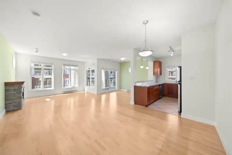 207 4211 BAYVIEW STREET - photo 4 of 34