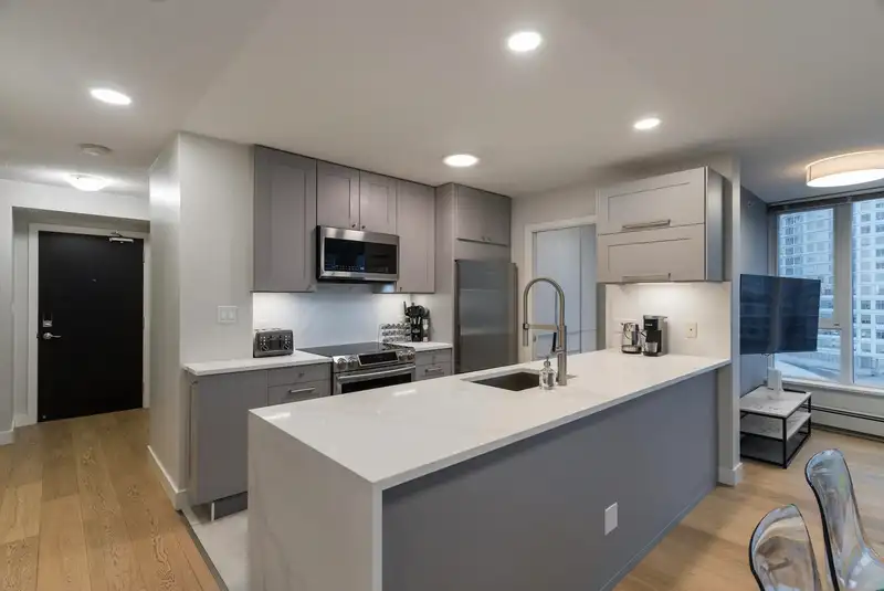 2107 689 ABBOTT STREET - photo 2 of 3