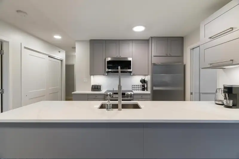 2107 689 ABBOTT STREET - photo 3 of 3
