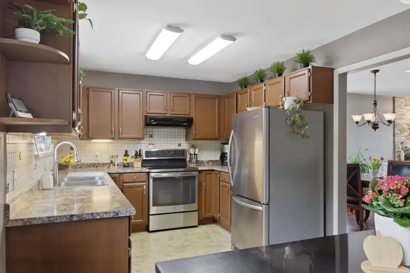 20492 WALNUT CRESCENT - photo 2 of 40