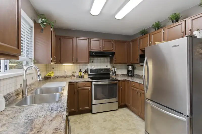 20492 WALNUT CRESCENT - photo 3 of 40