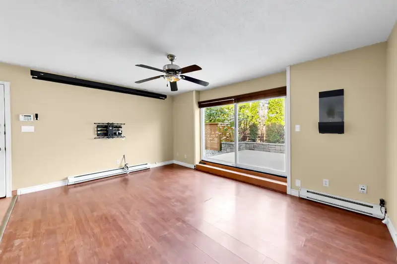 982 HOWIE AVENUE - photo 4 of 22