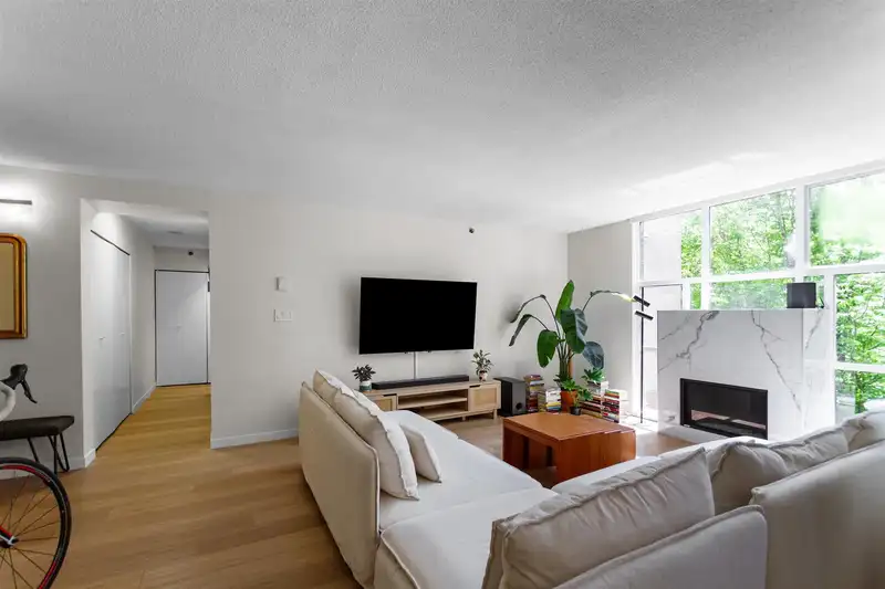 304 518 W 14TH AVENUE - photo 2 of 22