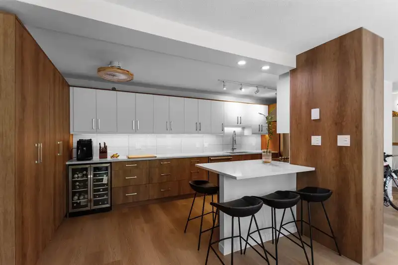 304 518 W 14TH AVENUE - photo 4 of 22