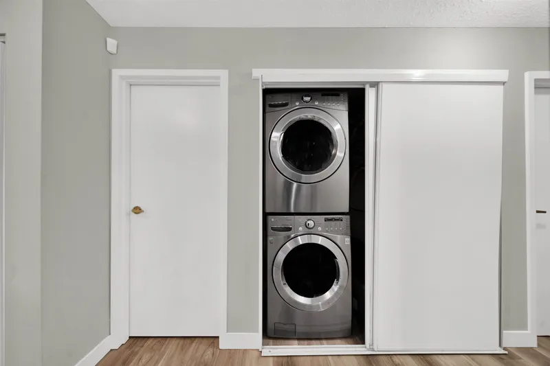 104 13275 70B AVENUE - photo 2 of 23