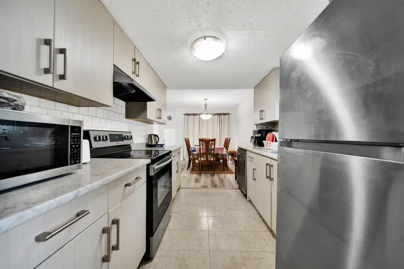 104 13275 70B AVENUE - photo 3 of 23