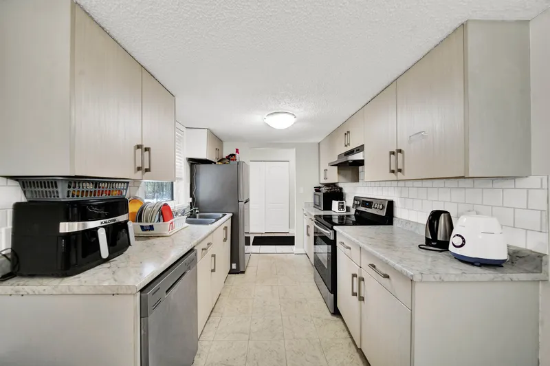 104 13275 70B AVENUE - photo 4 of 23