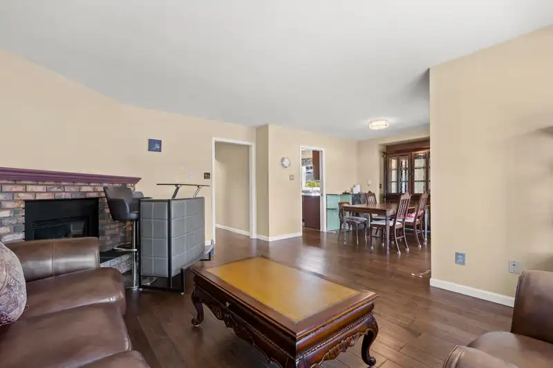 956 161A STREET - photo 4 of 40