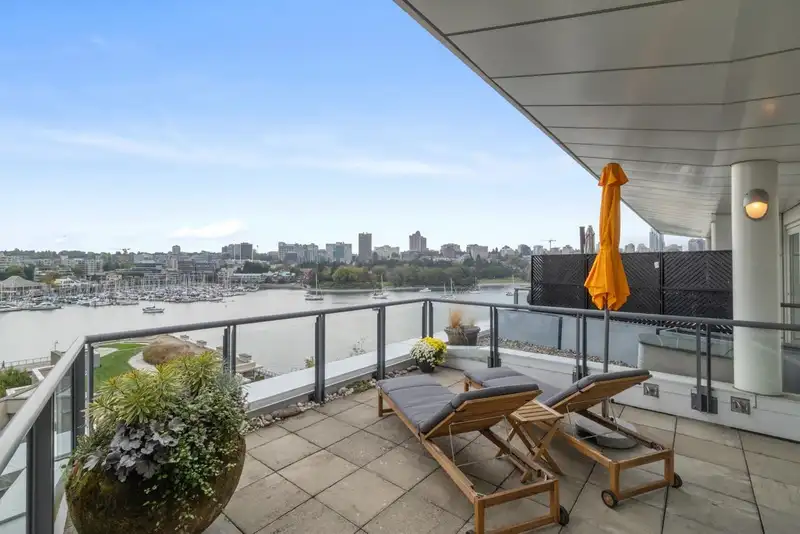 805 1383 MARINASIDE CRESCENT - photo 1 of 31