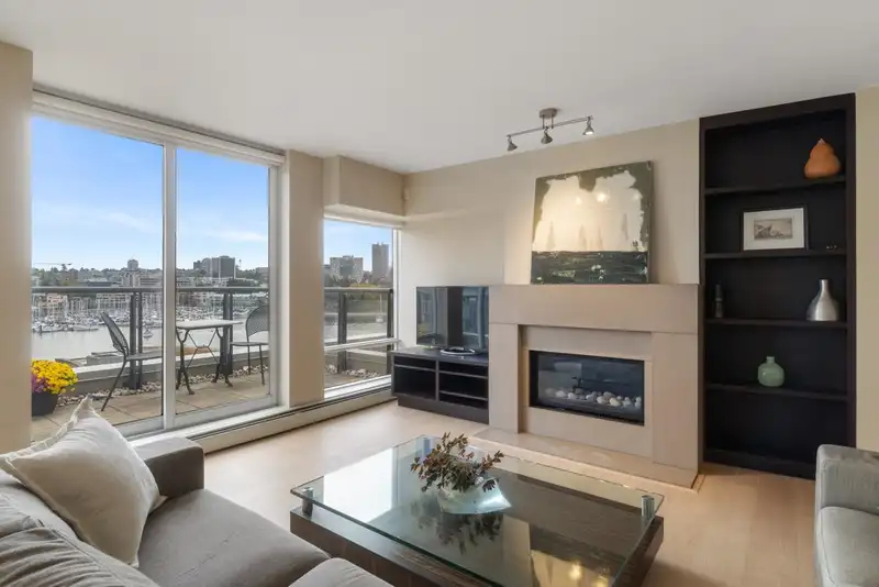 805 1383 MARINASIDE CRESCENT - photo 2 of 31
