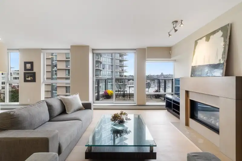805 1383 MARINASIDE CRESCENT - photo 3 of 31