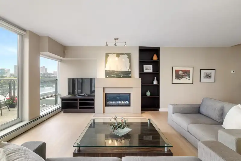 805 1383 MARINASIDE CRESCENT - photo 4 of 31