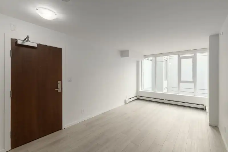 809 1887 CROWE STREET - photo 2 of 16