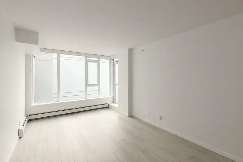 809 1887 CROWE STREET - photo 3 of 16