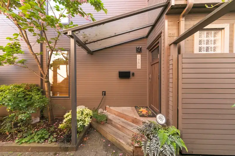 1951 CREELMAN AVENUE - photo 2 of 40