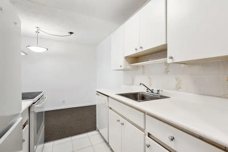 1705 2016 FULLERTON AVENUE - photo 3 of 20