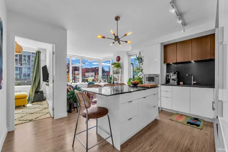 314 209 E 7TH AVENUE - photo 3 of 39