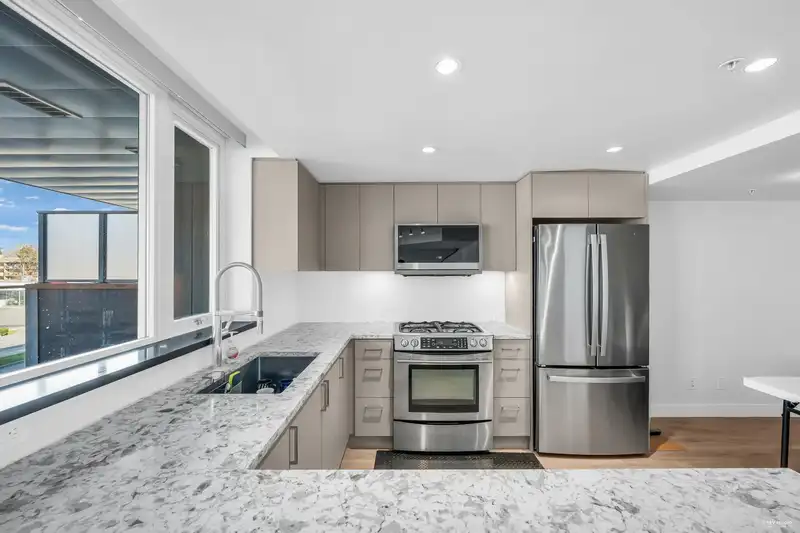 3005 8080 GRANVILLE AVENUE - photo 4 of 22