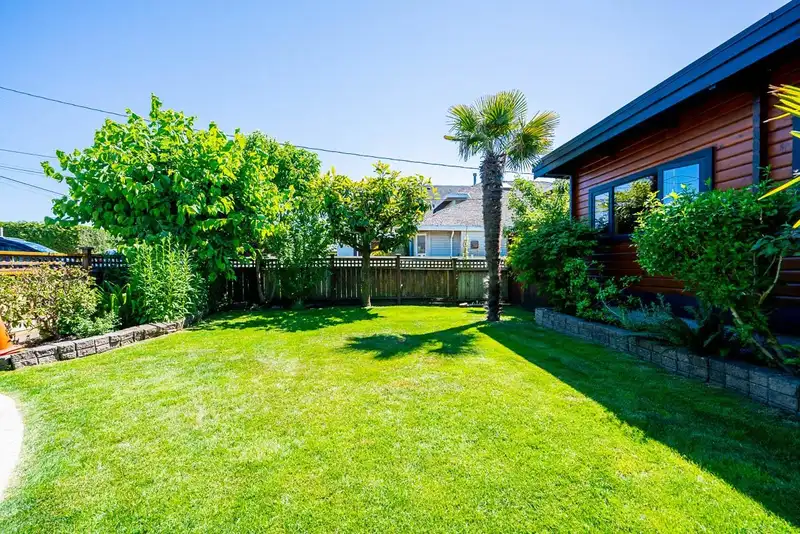 259 67A STREET - photo 4 of 40