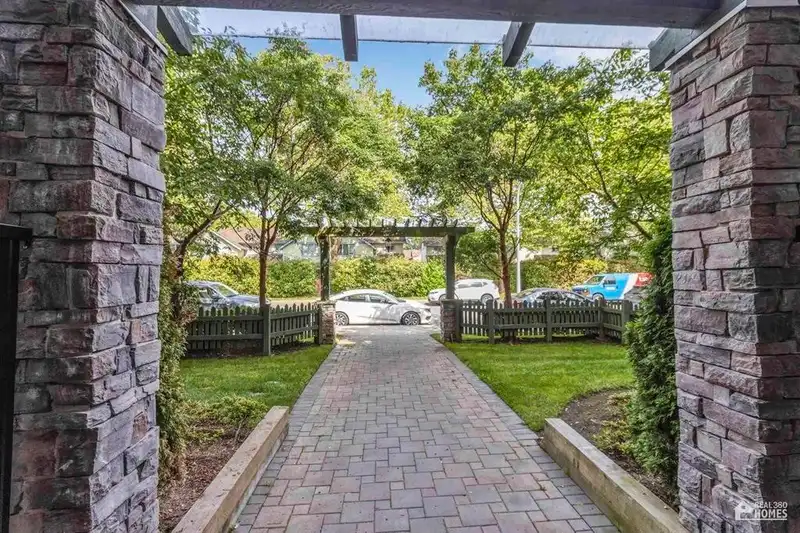 320 8183 121A STREET - photo 2 of 17