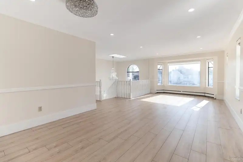 7584 123 STREET - photo 2 of 12
