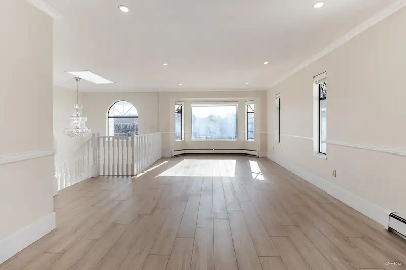 7584 123 STREET - photo 3 of 12