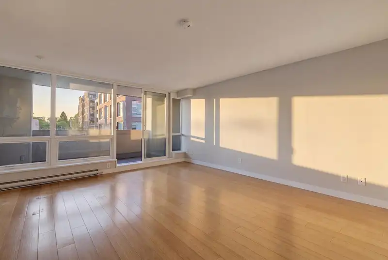 410 718 MAIN STREET - photo 2 of 23