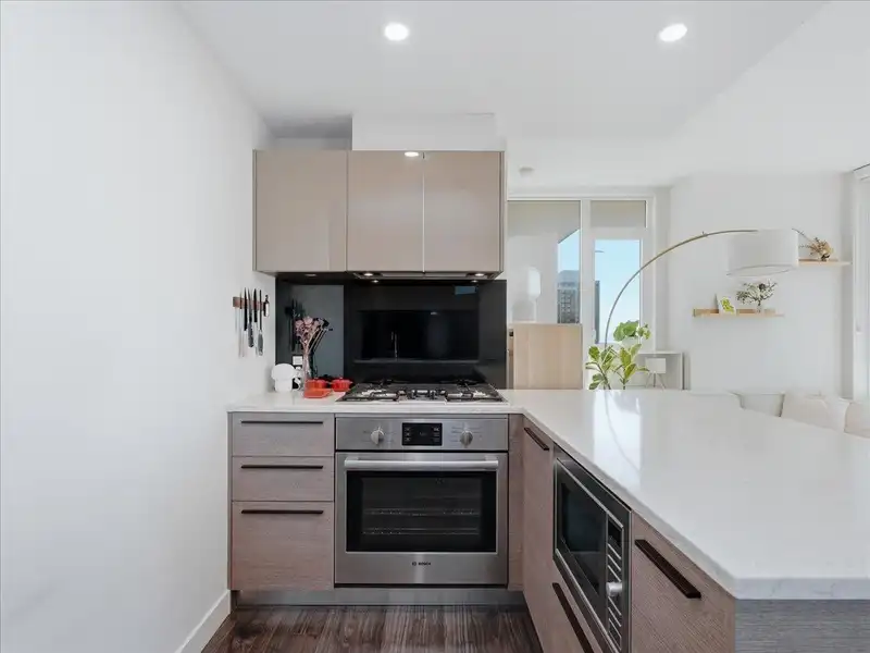 3005 6383 MCKAY AVENUE - photo 4 of 30
