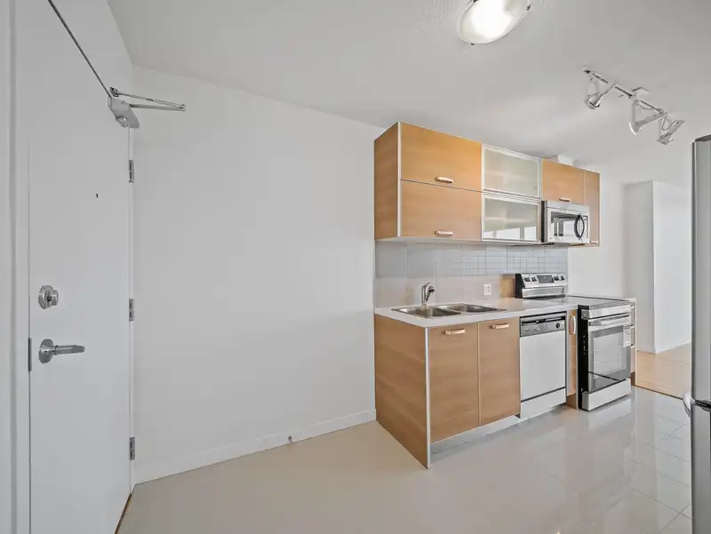 3305 13688 100 AVENUE - photo 3 of 40