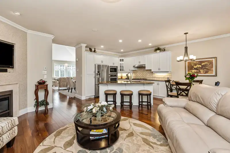 82 15715 34 AVENUE - photo 4 of 40